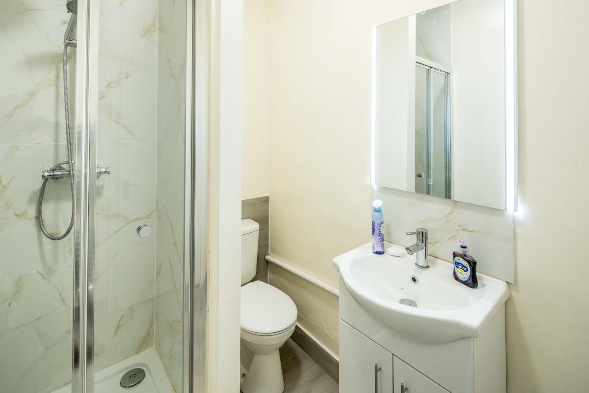 Free Parking, 2 Beds,Close To Train Station Bedford Ngoại thất bức ảnh