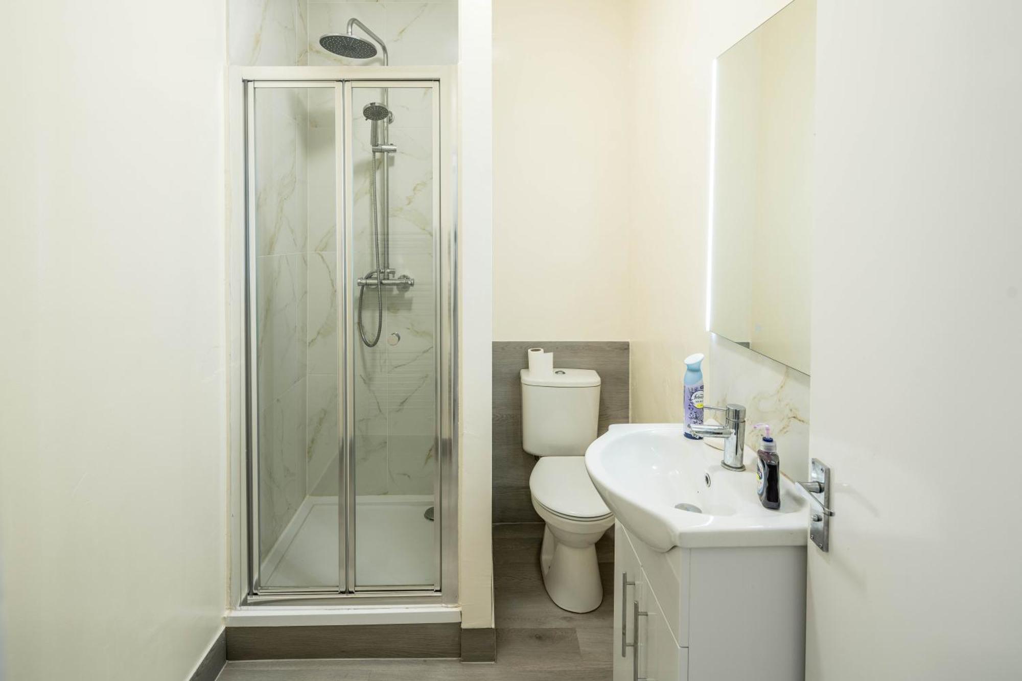 Free Parking, 2 Beds,Close To Train Station Bedford Ngoại thất bức ảnh